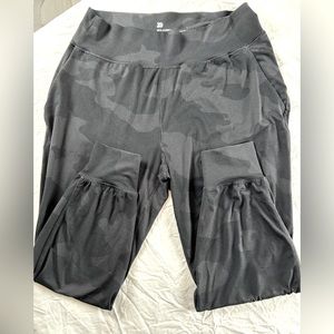 All in Motion Women’s knit jogger pant, size large black and grey camo